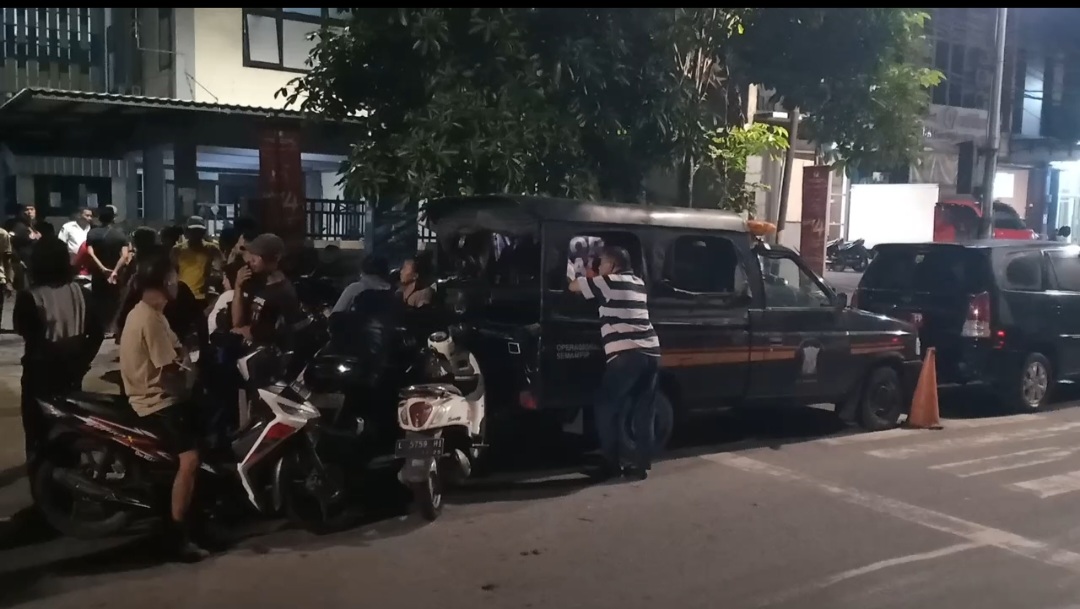 Para PKL mendatangi Kantor Kecamatan Semampir di Surabaya. - Image