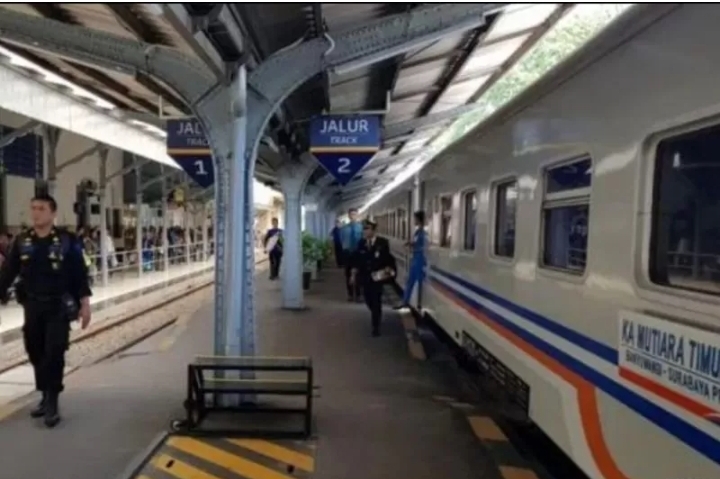 KA Mutiara Timur saat berhenti di Stasiun Jember../(HO KAI Daop 9) via Radar Surabaya - Image