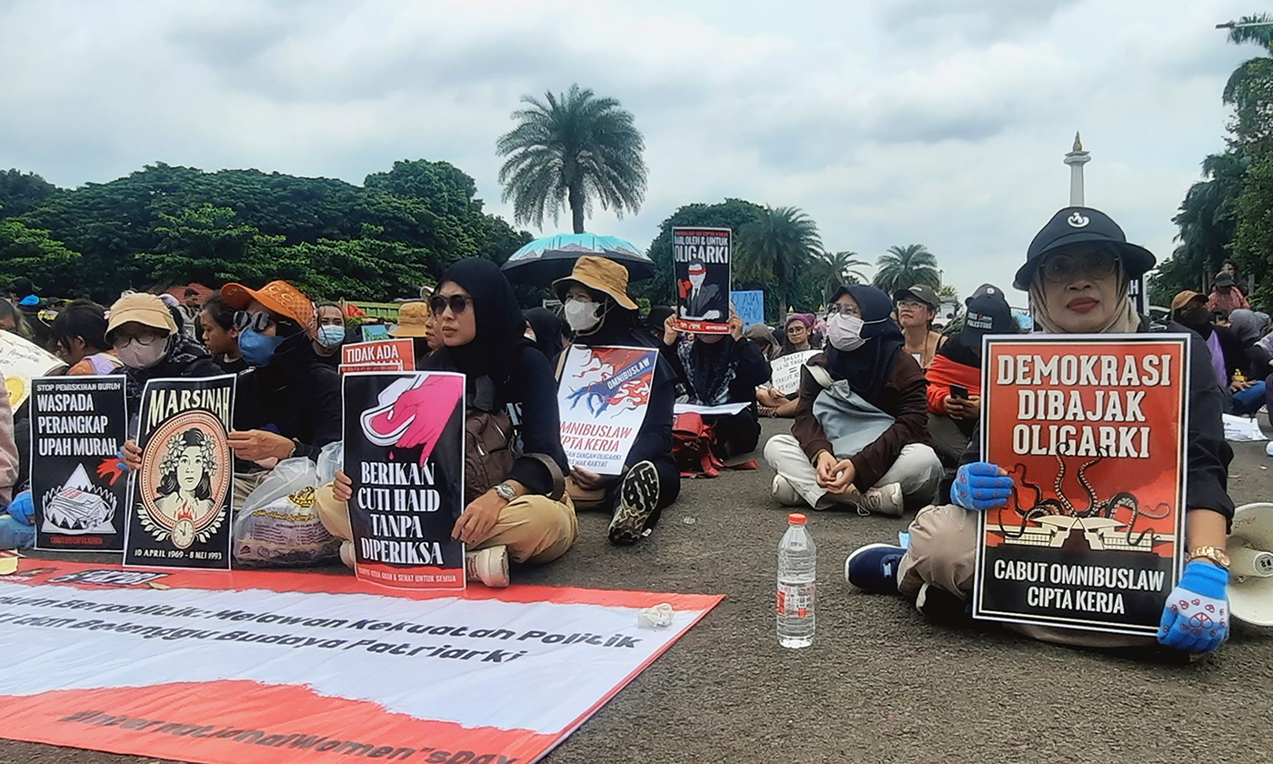 Ratusan perempuan tergabung dalam dari berbagai organisasi melakukan aksi unjuk rasa di kawasan Mona