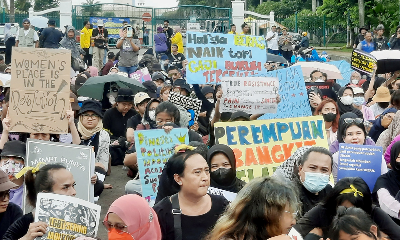 Ratusan perempuan tergabung dalam dari berbagai organisasi melakukan aksi unjuk rasa di kawasan Mona