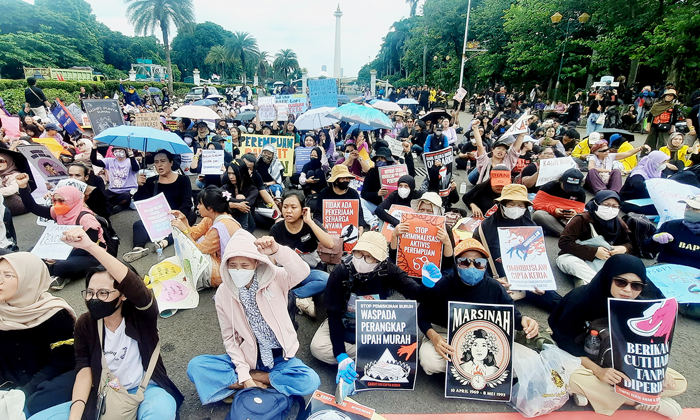 Ratusan perempuan tergabung dalam dari berbagai organisasi melakukan aksi unjuk rasa di kawasan Mona