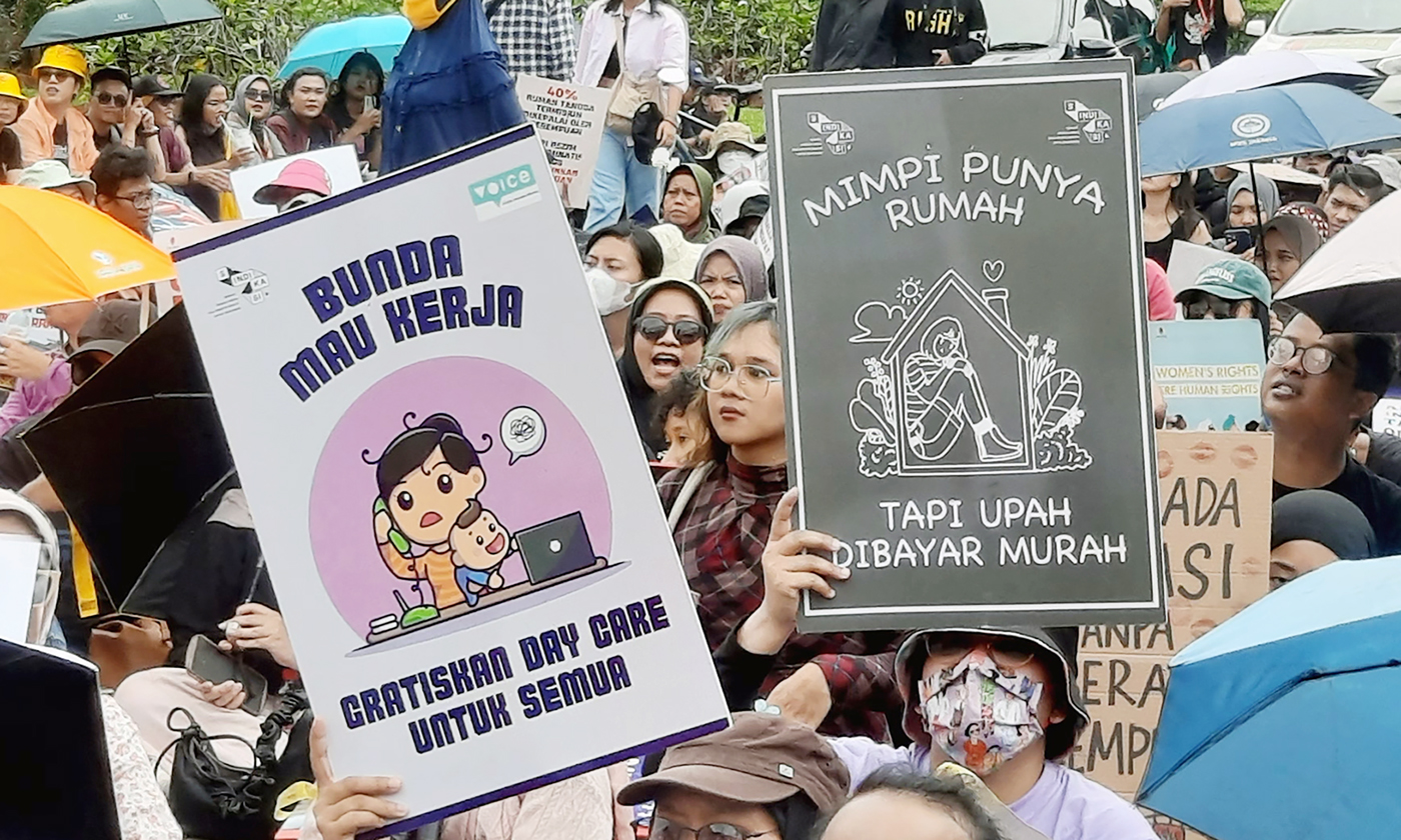 Ratusan perempuan tergabung dalam dari berbagai organisasi melakukan aksi unjuk rasa di kawasan Monas, Jakarta, Jumat (8/3/2024). 