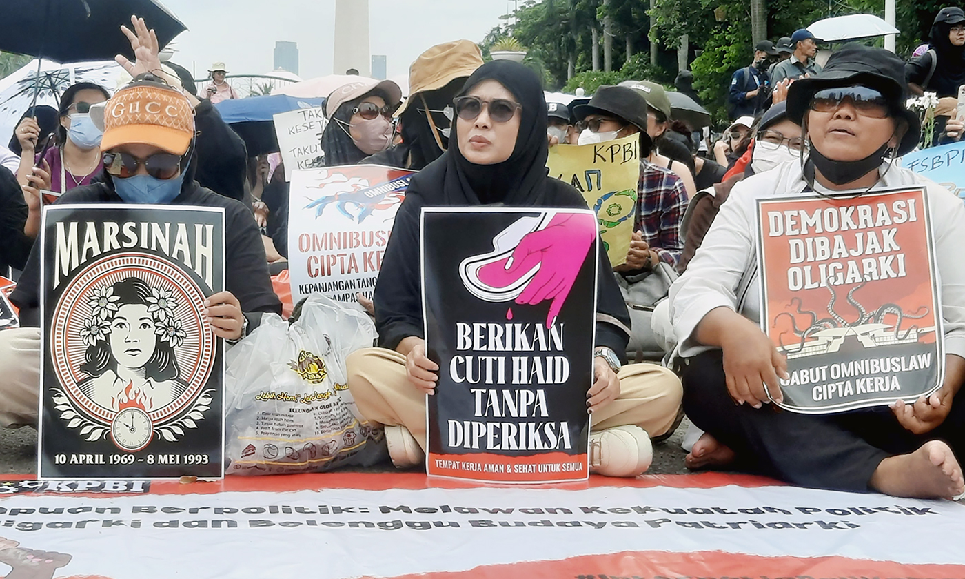 Ratusan perempuan tergabung dalam dari berbagai organisasi melakukan aksi unjuk rasa di kawasan Monas, Jakarta, Jumat (8/3/2024). 