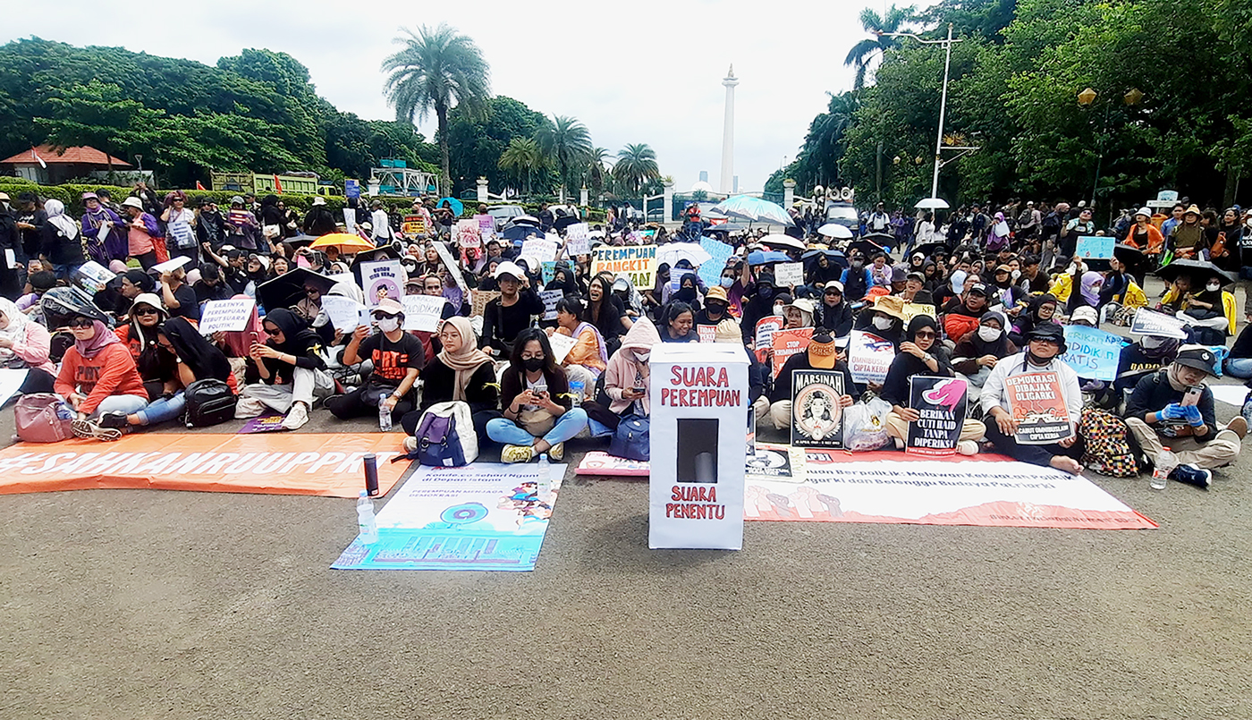 Ratusan perempuan tergabung dalam dari berbagai organisasi melakukan aksi unjuk rasa di kawasan Mona