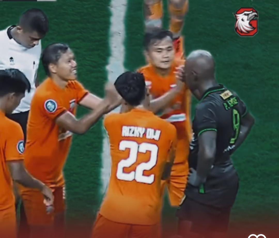 Pemain Borneo FC berlabel timnas Indonesia melakukan aksi tak terpuji saat Paulo Henrique diusir wasit dari lapangan usai mendapatkan kartu merah. - Image