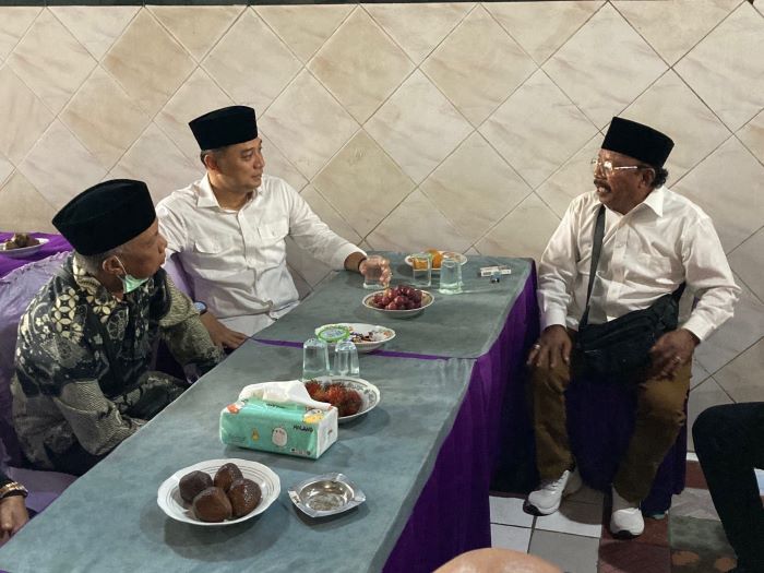 Wali Kota Surabaya Eri Cahyadi gelar pertemuan dengan tokoh masyarakat Kecamatan Semampir, Jumat (8/3) bahas penataan PKL di kawasan wisata religi Sunan Ampel. - Image