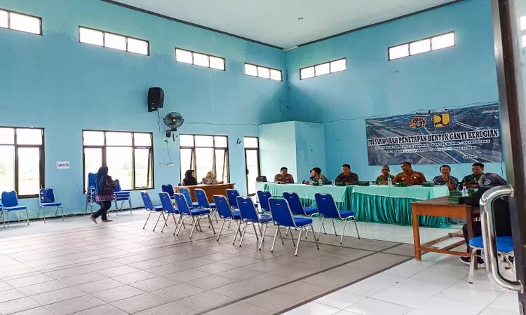 Deretan kursi yang disiapkan untuk warga terdampak Tol Kediri-Tulungagung tak ada yang menempati karena belasan warga memilih tidak hadiri rapat. (Foto: AYU ISMA/JPRK) - Image