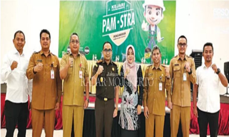 Bupati Ikfina Fahmawati bersama Kajari Kabupaten Mojokerto Endang Tirtana usai penandatanganan pakta integritas pengamanan proyek strategis daerah oleh Tim PPS kejari dan kepala OPD. - Image