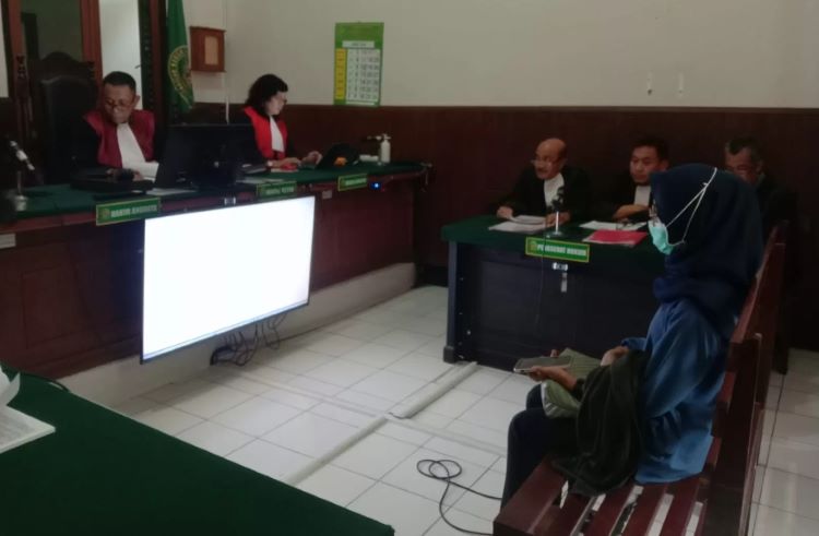 Dwi Regita jadi saksi terkait kehilangan motornya di PN Surabaya. - Image