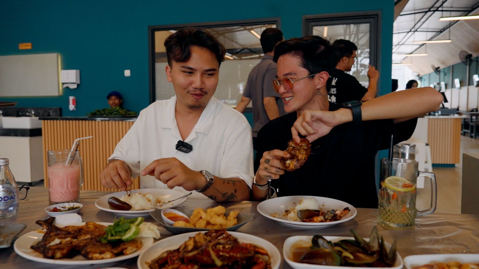 Duo konten kreator TikTok, Aidan Mirza dan Ivan Laf membuka restoran sea food. (Istimewa) - Image