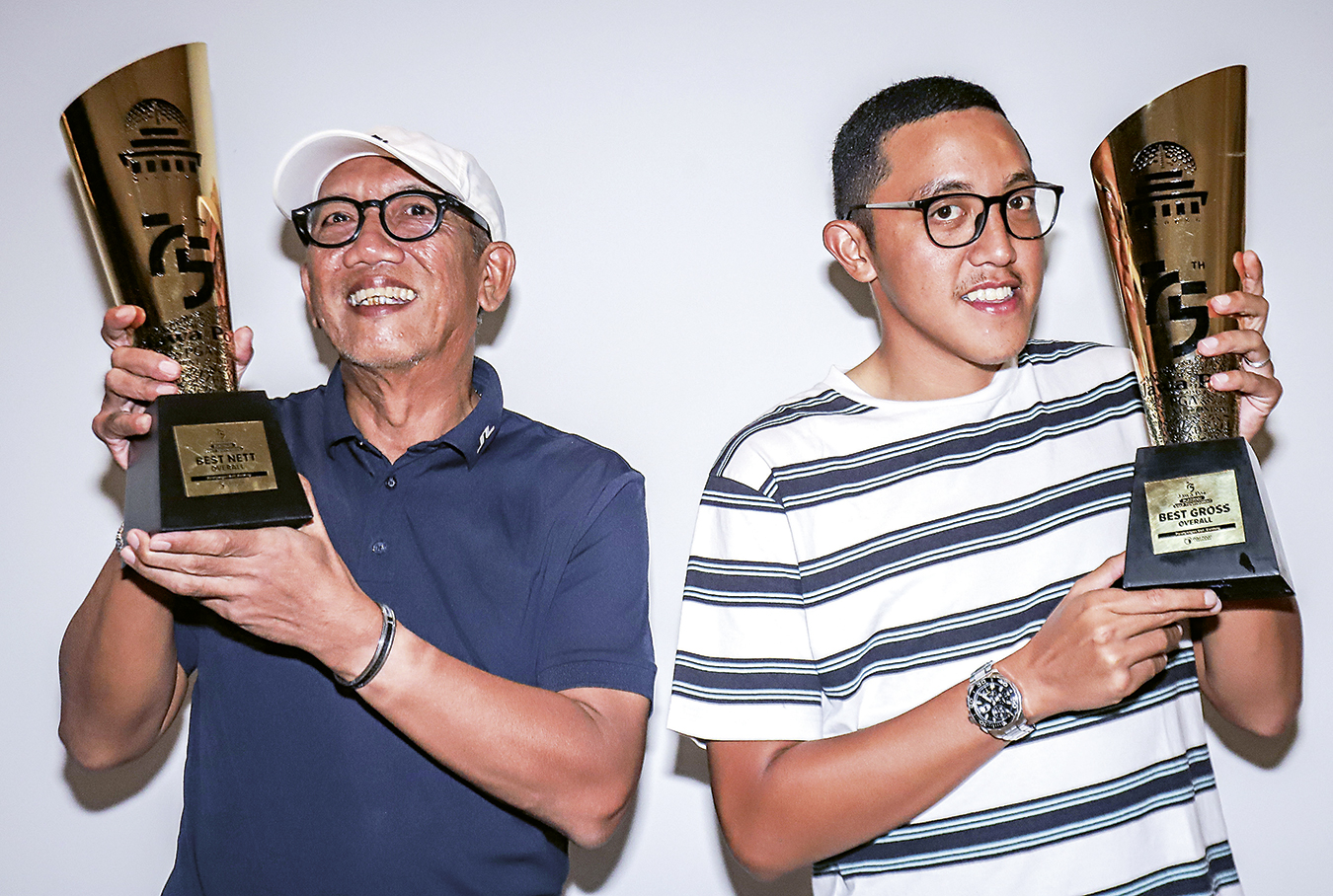 PODIUM TERTINGGI: Peraih Best Nett Overall Rudy Bachtiar (kiri) bersama Best Gross Overall Bimo Rahmadi di Parahyangan Golf Bandung pada Jumat (8/3). - Image