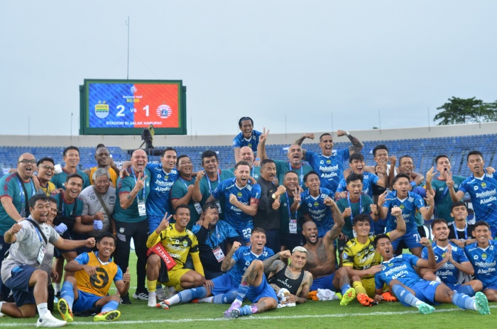 EUFORIA: Para pemain dan ofisial Persib Bandung merayakan euforia setelah menang atas Persija Jakarta 2-1 dalam lanjutan Liga 1 di Stadion Si Jalak Harupat, Sabtu (9/3) sore. (Twitter (X)/@simamaung) - Image