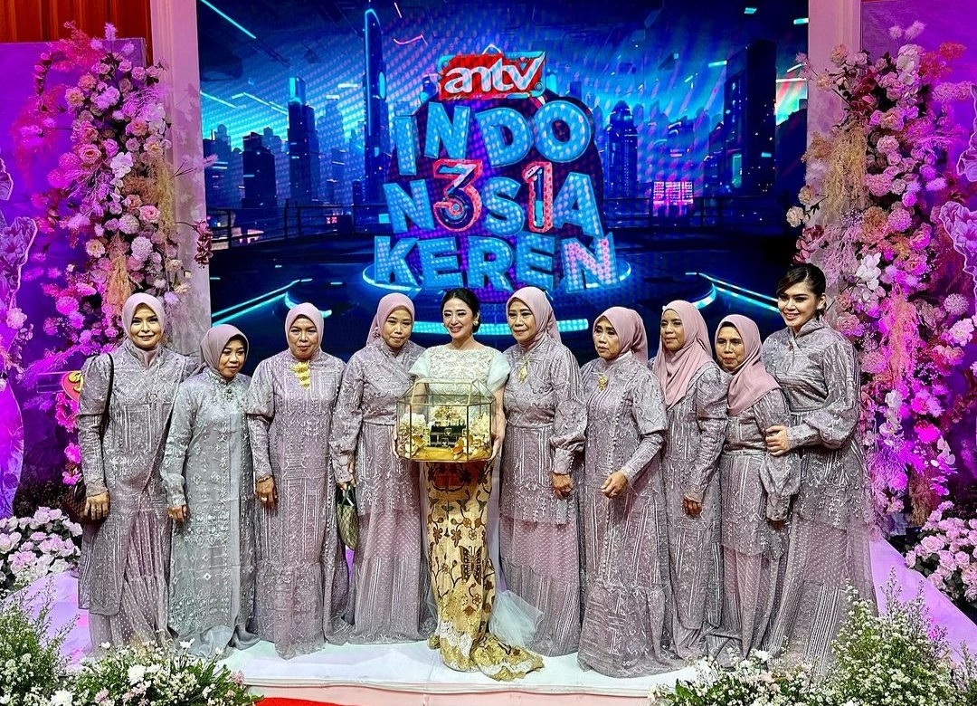 Lamaran Dewi Perssik dengan kekasihnya, Rully. - Image