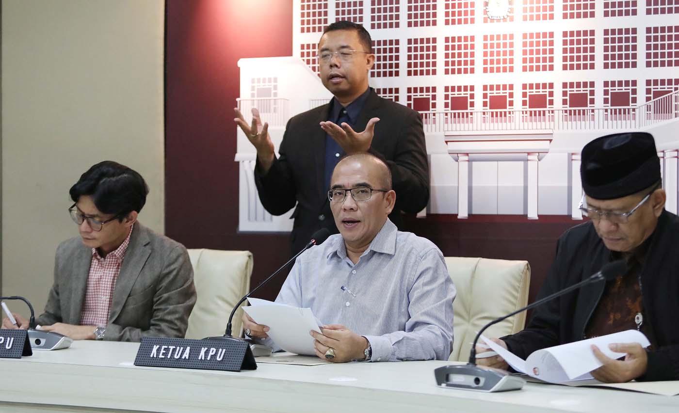 Ketua KPU Hasyim Asy ari bersama August Mellaz (Wakil Ketua) memberi keterangan kepada wartawan mengenai perkembangan kesiapan pelaksanaan Pemungutan Suara Ulang (PSU) Pemilu Tahun 2024 di Kuala Lumpur di Kantor KPU, Jakarta, Jumat (8/3/2024). - Image