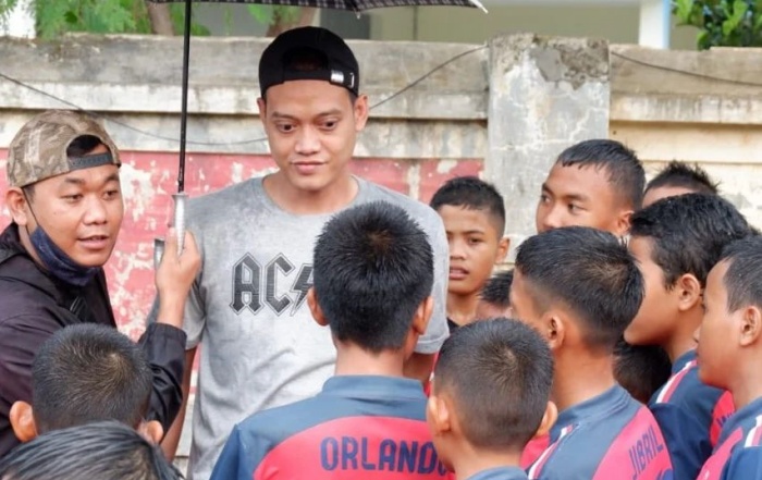 LIKU-LIKU KEHIDUPAN: Kurnia Meiga (abu-abu) tengah menghadapi cobaan hidup pasca pensiun dari sepak bola, dari memulai usaha jualan online hingga perceraian dengan istrinya. (Instagram Kurnia Meiga) - Image