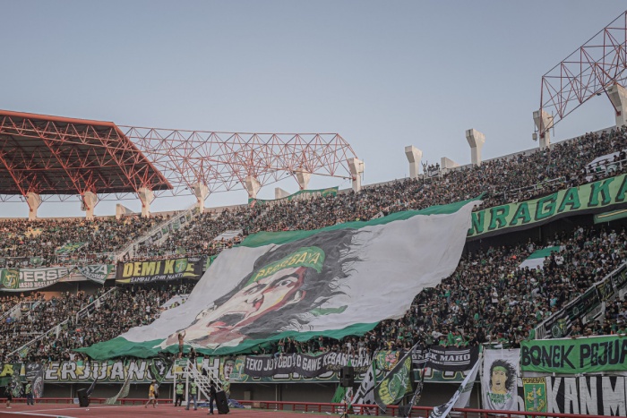 SIAPKAN DUKUNGAN: Laga Persebaya Surabaya vs Madura United siap digelar dengan jumlah penonton dibatasi 25.000 di Stadion Gelora Bung Tomo Surabaya. (Persebaya Surabaya) - Image