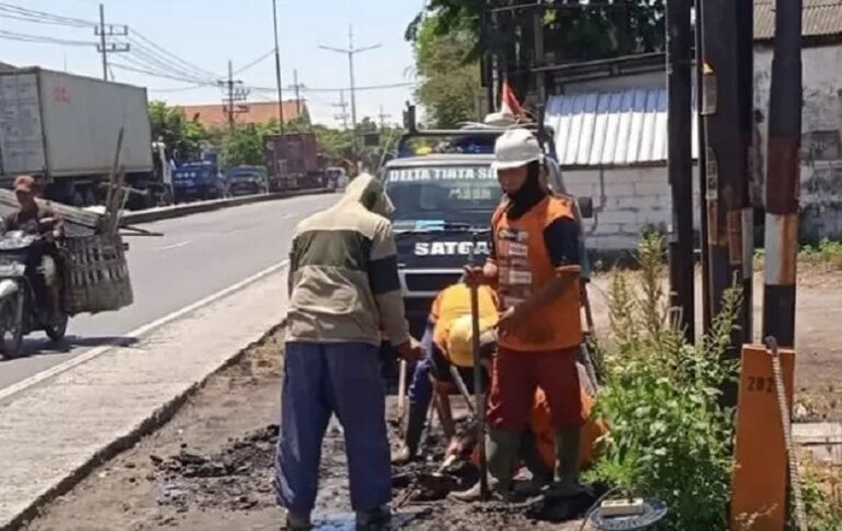 Petugas PDAM Sidoarjo saat sedang memastikan aliran air ke rumah warga lancar. (IST/PERUMDA DELTA TIRTA) - Image