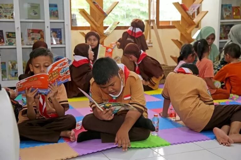 Kota Surabaya saat ini sudah memiliki 1.177 Sudut Baca yang tersebar di seluruh balai RW (SURABAYA.GO.ID) - Image