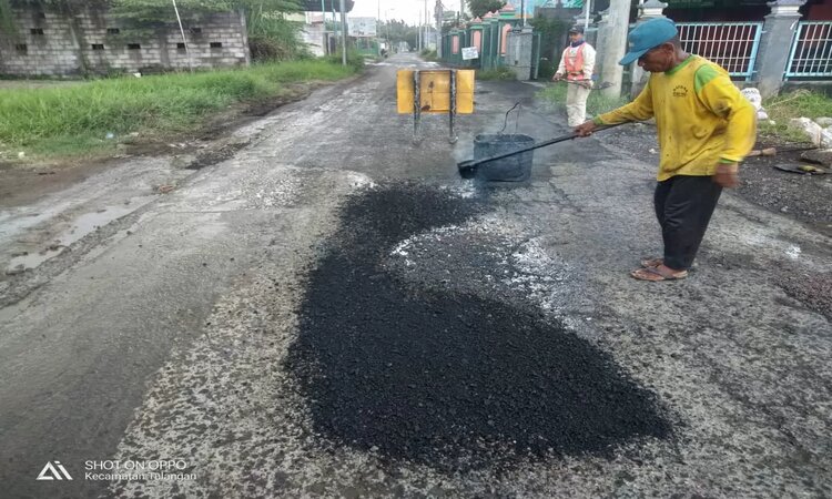 Penambalan jalan rusak dilakukan secara rutin di wilayah Sidoarjo. (IST/RADAR SIDOARJO) - Image