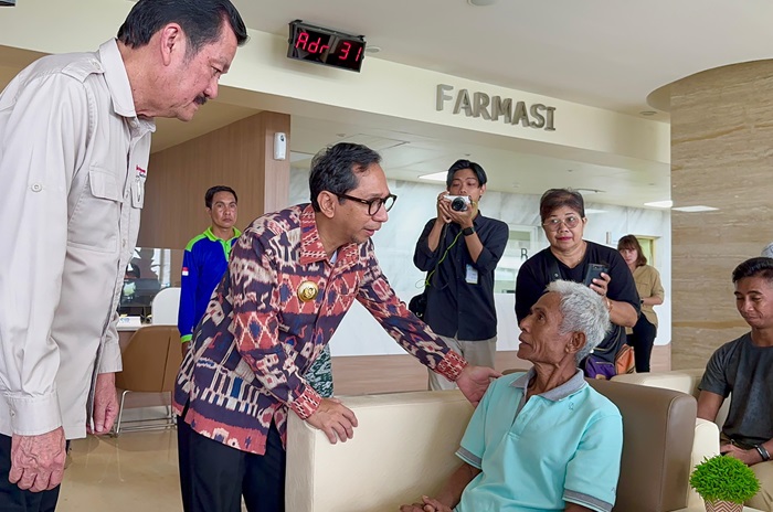 Penjabat Gubernur Nusa Tenggara Timur (NTT) Bapak Ayodhia G.L Kalake menyerahkan cenderamata kepada Corporate Affairs Director Dexa Group Bapak Tarcisius Tanto Randy. - Image