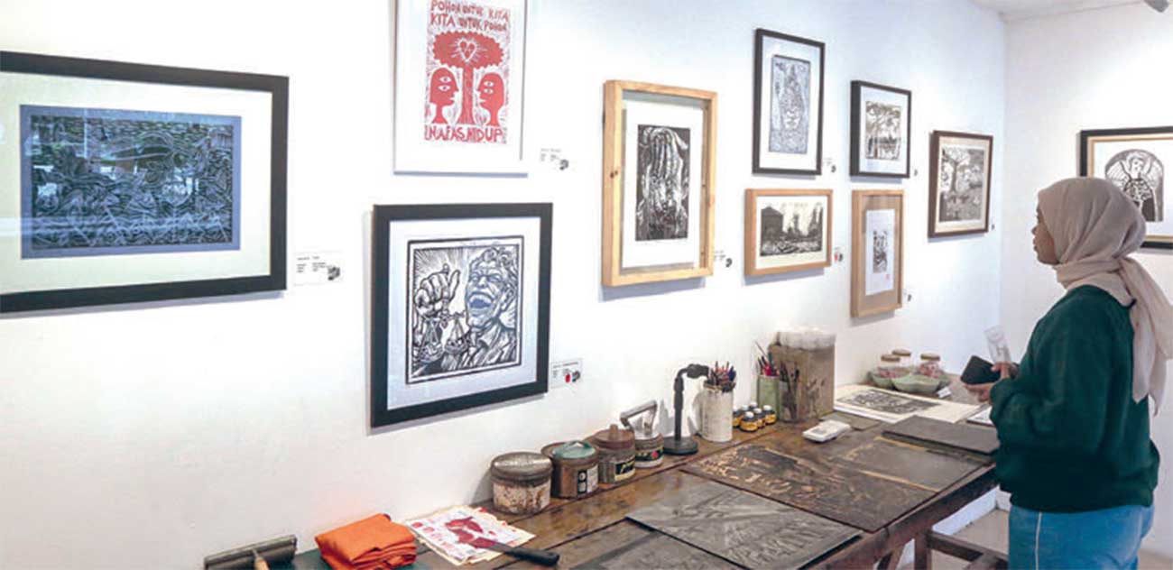 JARANG ADA: Pajang karya dari komunitas SeniNGrafis di Bilik Komunitas Galeri Nasional Indonesia membawa pesan tentang eksistensi seni grafis kiwari. - Image