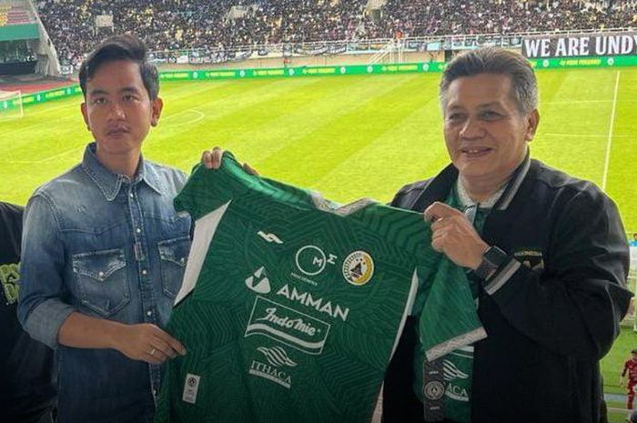 MENERIMA SANKSI: Gusti Randa (kanan) memberikan pernyataan kritik Komdis PSSI dan menerima sanksi yang diberikan untuk Wahyudi Hamisi. (PSS Sleman) - Image