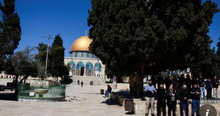 Para pria berdoa di kompleks al-Aqsa, yang juga dikenal oleh orang Yahudi sebagai Temple Mount pada Selasa lalu. Sumber Foto: Ammar Awad/Reuters - Image