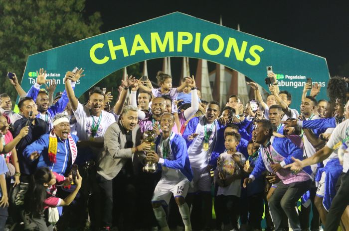 JUARA: Mantan kapten Persebaya Surabaya, Ruben Sanadi, memimpin PSBS Biak mengangkat trofi juara Liga 2 Indonesia musim ini. (Tim Media PSSI Pers) - Image