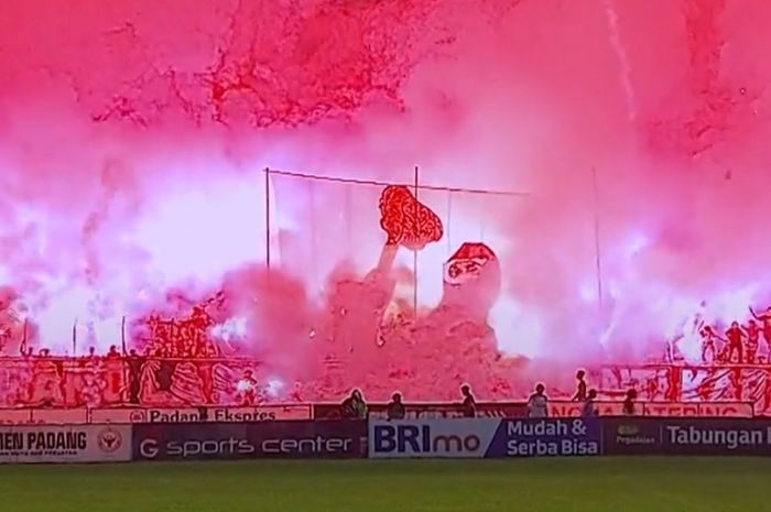 SANKSI BERAT: Sanksi berat siap menanti Semen Padang FC ketika flare membara dan pertandingan berakhir ricuh. (Vidio) - Image