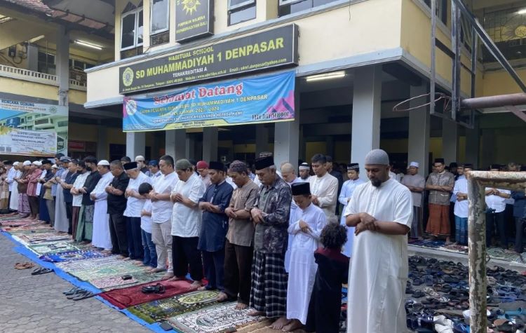 Dokumentasi Muslim shalat di Gedung Dakwah Muhammadiyah Bali, Denpasar. ANTARA/Ni Putu Putri Muliantari - Image