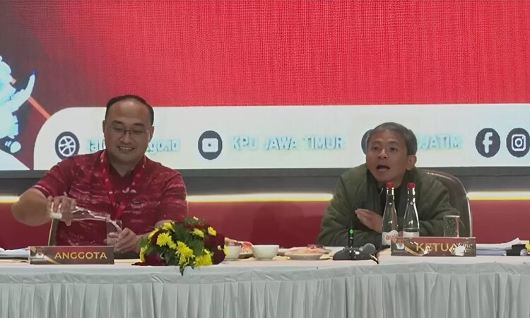 Rekapitulasi yang dilaksanakan di KPU Jatim pada Sabtu, 9 Maret 2024. (Tangkapan layar YouTube KPU Jatim) - Image