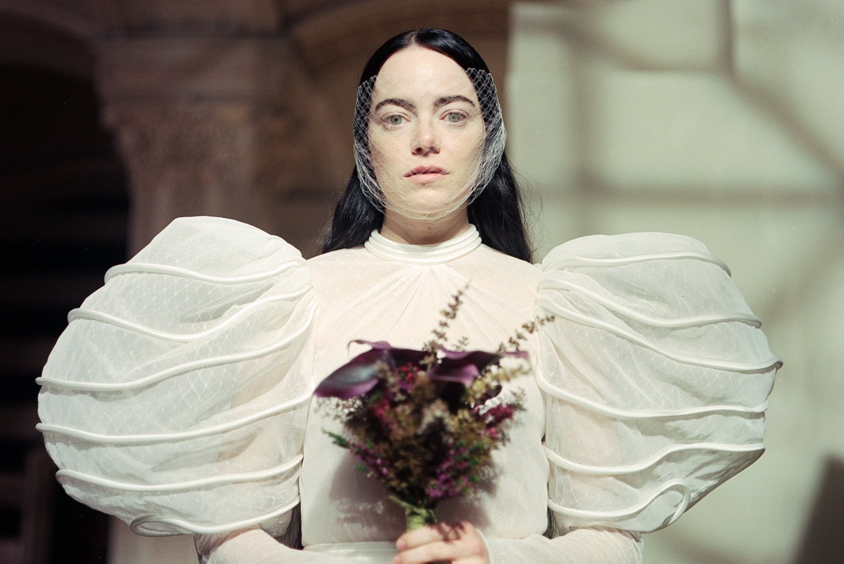 Emma Stone sebagai Bella Baxter di film Poor Things karya Yorgos Lanthimos../ (X/@FilmUpdates) - Image