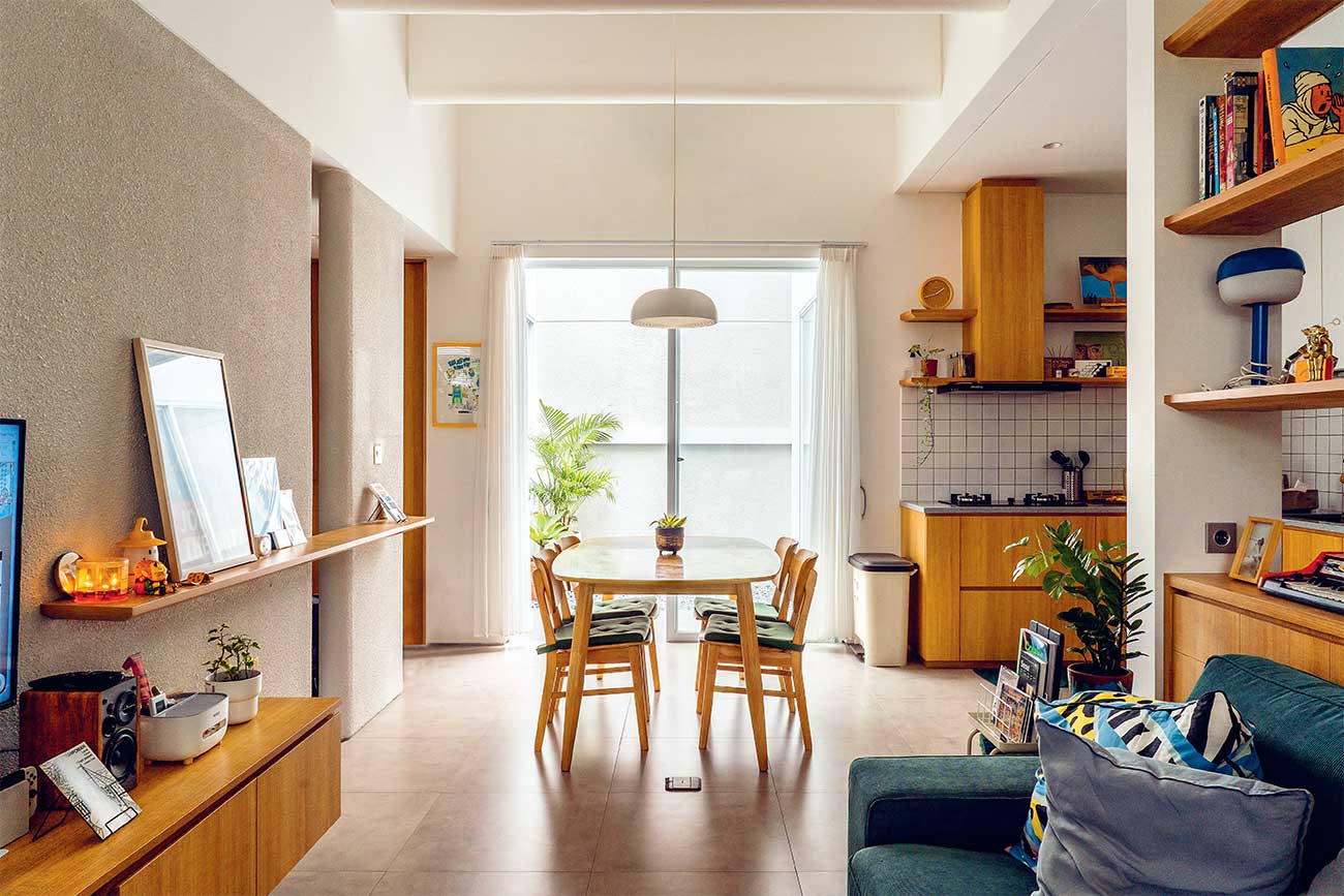 Rumah Menggunakan Skema Warna dan Ceiling Tinggi Beri Kesan Luas di DR ...