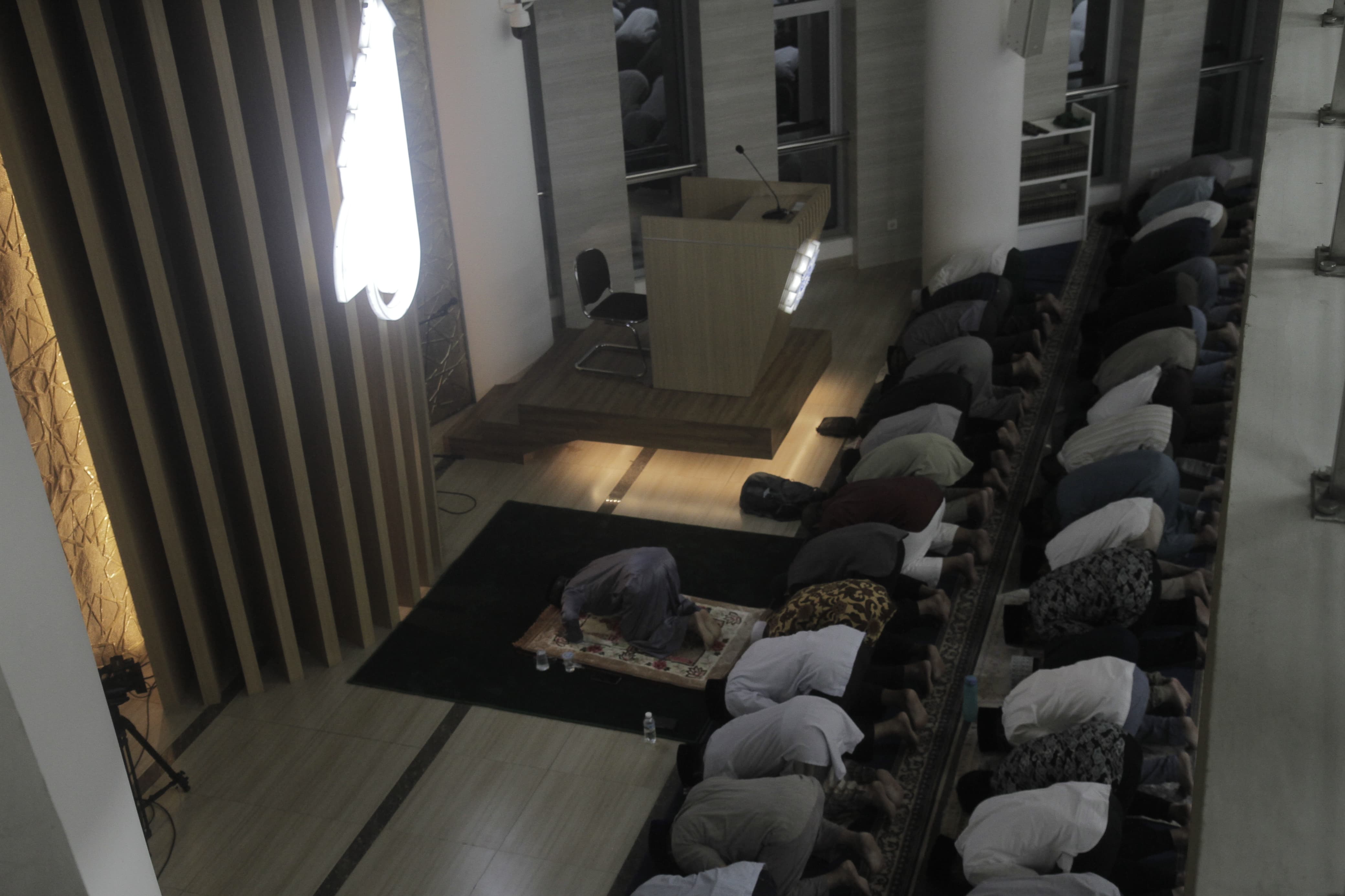 Warga Muhammadiyah melaksanakan shalat Tarawih pertama di Masjid Jami At Tanwir PP Muhammadiyah, Jakarta, Minggu (10/3/2024). - Image