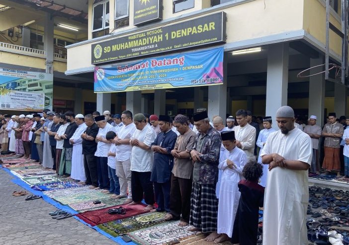 Ilustrasi Muslim shalat di Gedung Dakwah Muhammadiyah Bali, Denpasar. - Image