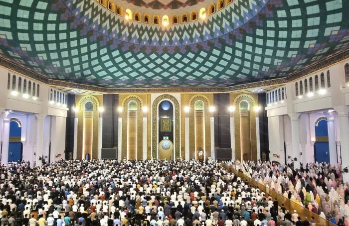 Masjid Agung Surabaya (MAS) menggelar salat tarawih di hari pertama pada 11 Maret. - Image