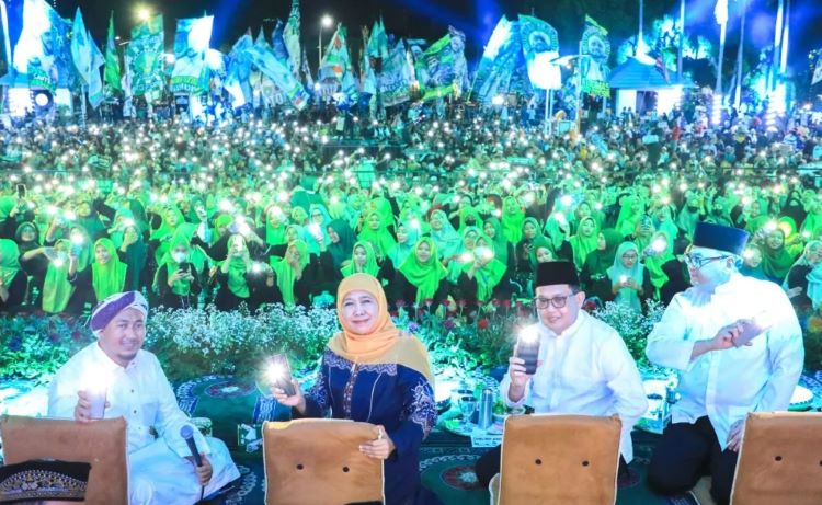 Khofifah Indar Parawansa (kedua kiri) saat hadir dalam acara Gebyar Shalawat dan Launching Ramadhan GenZi 1445 H di Masjid Agung Al Akbar Surabaya, Minggu (10/3/2024) malam. ANTARA/HO-Masjid Nasional - Image