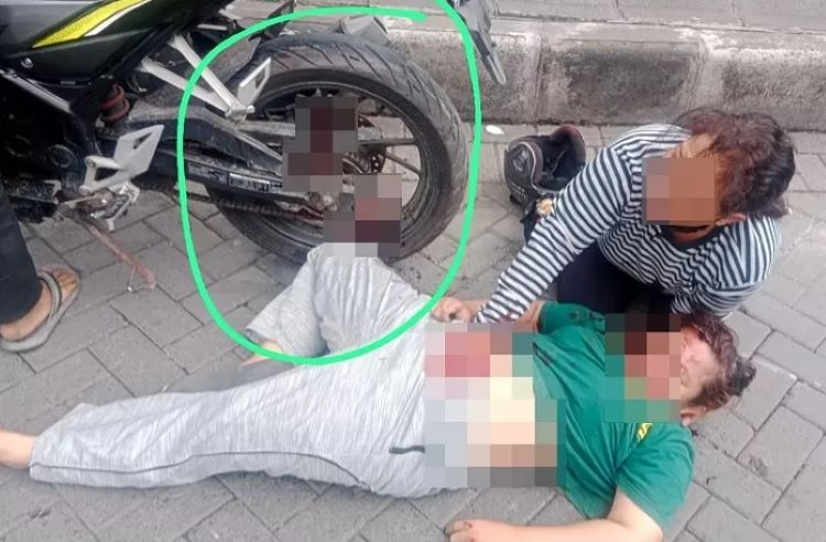 Kondisi korban pasca kecelakan terjadi/ Dok Radar Surabaya - Image