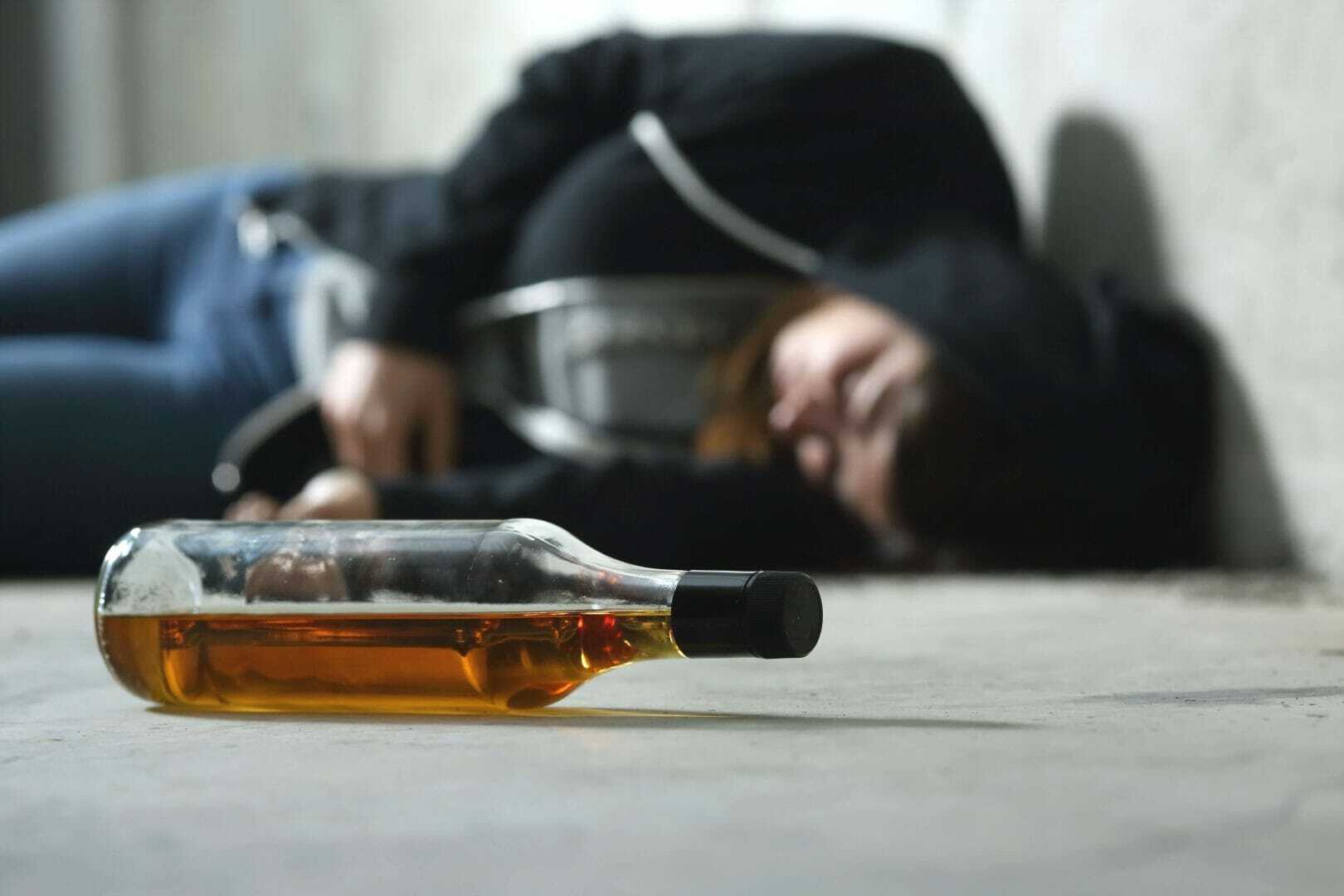 Miras (minuman keras) oplosan sering dicampur dengan zat metanol. (ukrehab) - Image