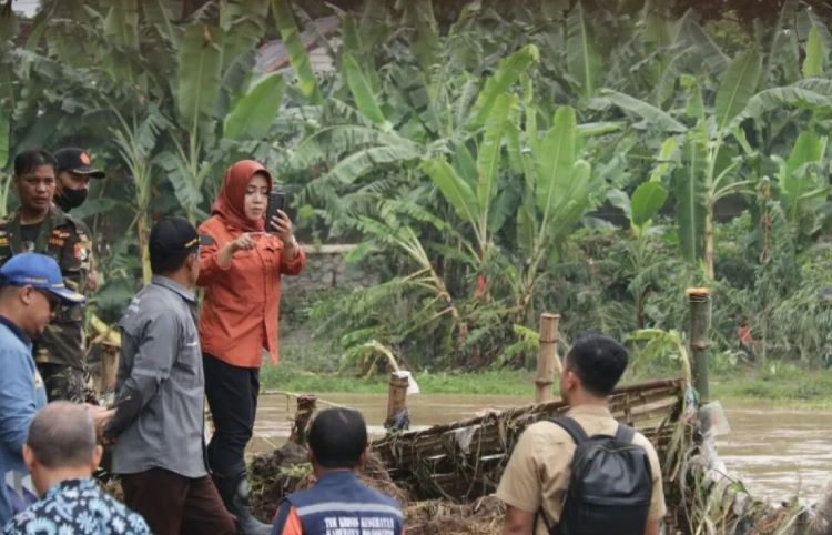 Bupati Mojokerto Ikfina Fahmawati saat meninjau tanggul jebol di kabupaten setempat ANTARA/HO-Pemkab Mojokerto - Image