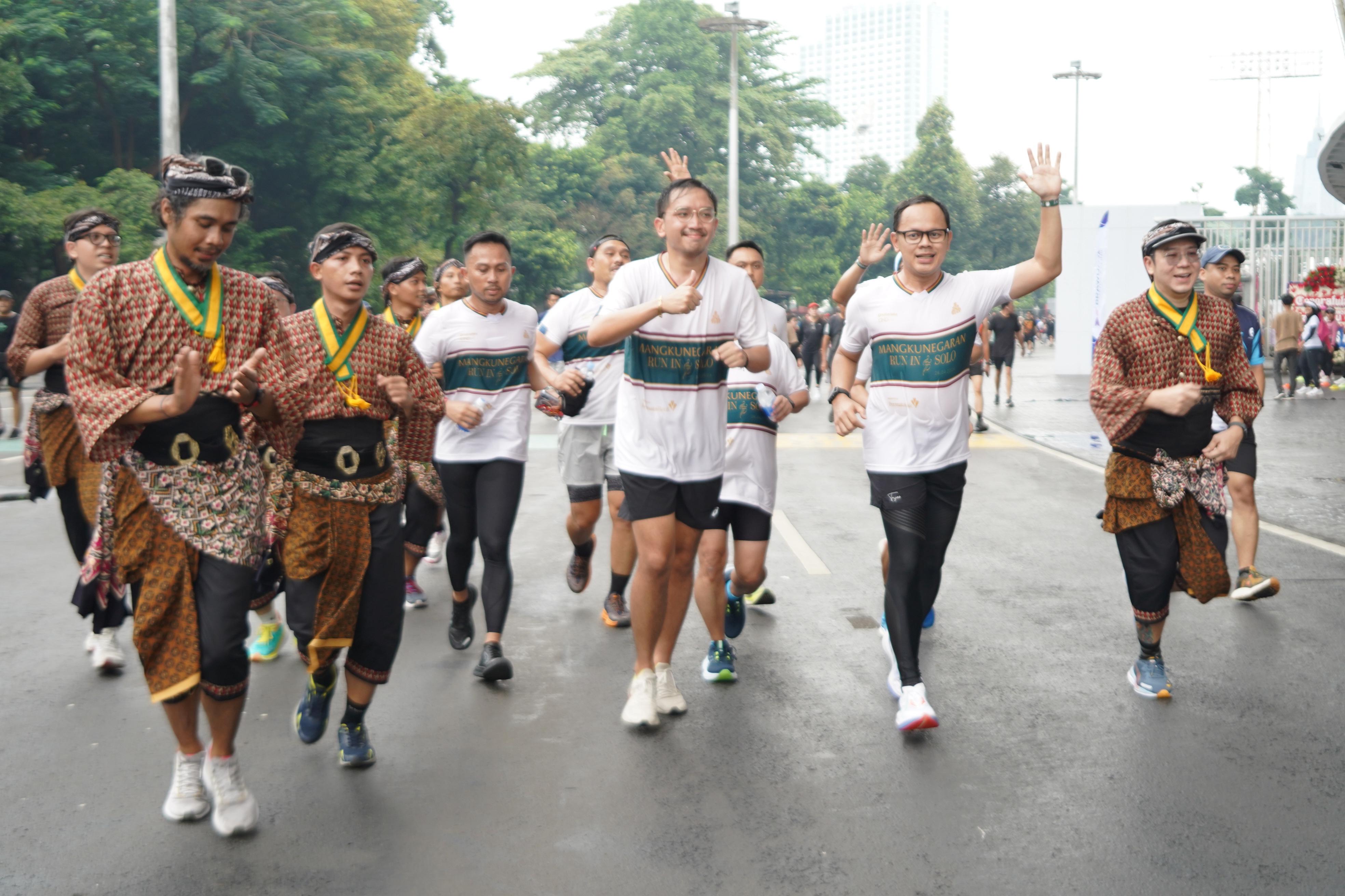 Para pelari meramaikan acara lari 7k di car free day jelang pelaksanaan Mangkunegara Run 2024. (Istimewa) - Image