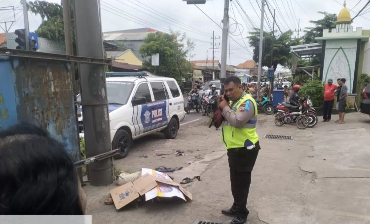 Korban (pemotor) tergeletak tewas di TKP/Dok Radar Surabaya - Image