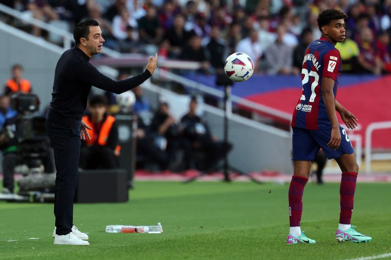 Pelatih Barcelona Xavi Hernandez (kiri). (AFP/LLUIS GENE/LLUIS GENE) (AFP/LLUIS GENE/LLUIS GENE/LLUIS GENE) - Image
