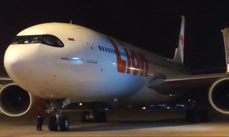 Pesawat Lion Air nomor penerbangan JT-106 mendarat di Bandar Udara Internasional Kualanamu Deli Serdang, Sumatera Utara, Senin (11/3/2024). (FOTO: ANTARA/ HO-Istimewa) - Image