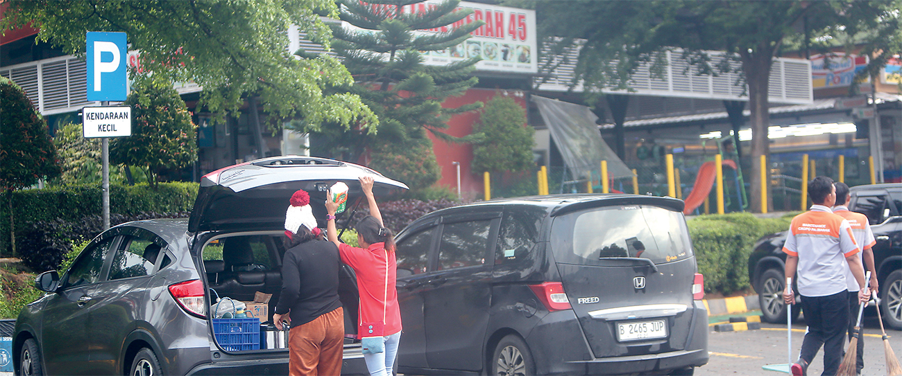 Suasana di Rest Area Km 86A tol Cipali yang masuk wilayah Subang, Jawa Barat, Senin (11/3). Dalam kondisi normal, dua rest area ini berjarak sekitar 1 jam dan 1,5 jam perjalanan dari Jakarta.