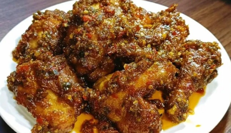 Ayam goreng sambal gurih sebagai ide menu sahur mengenyangkan./tangkapan layar youtube @RayyanAlGhazali - Image