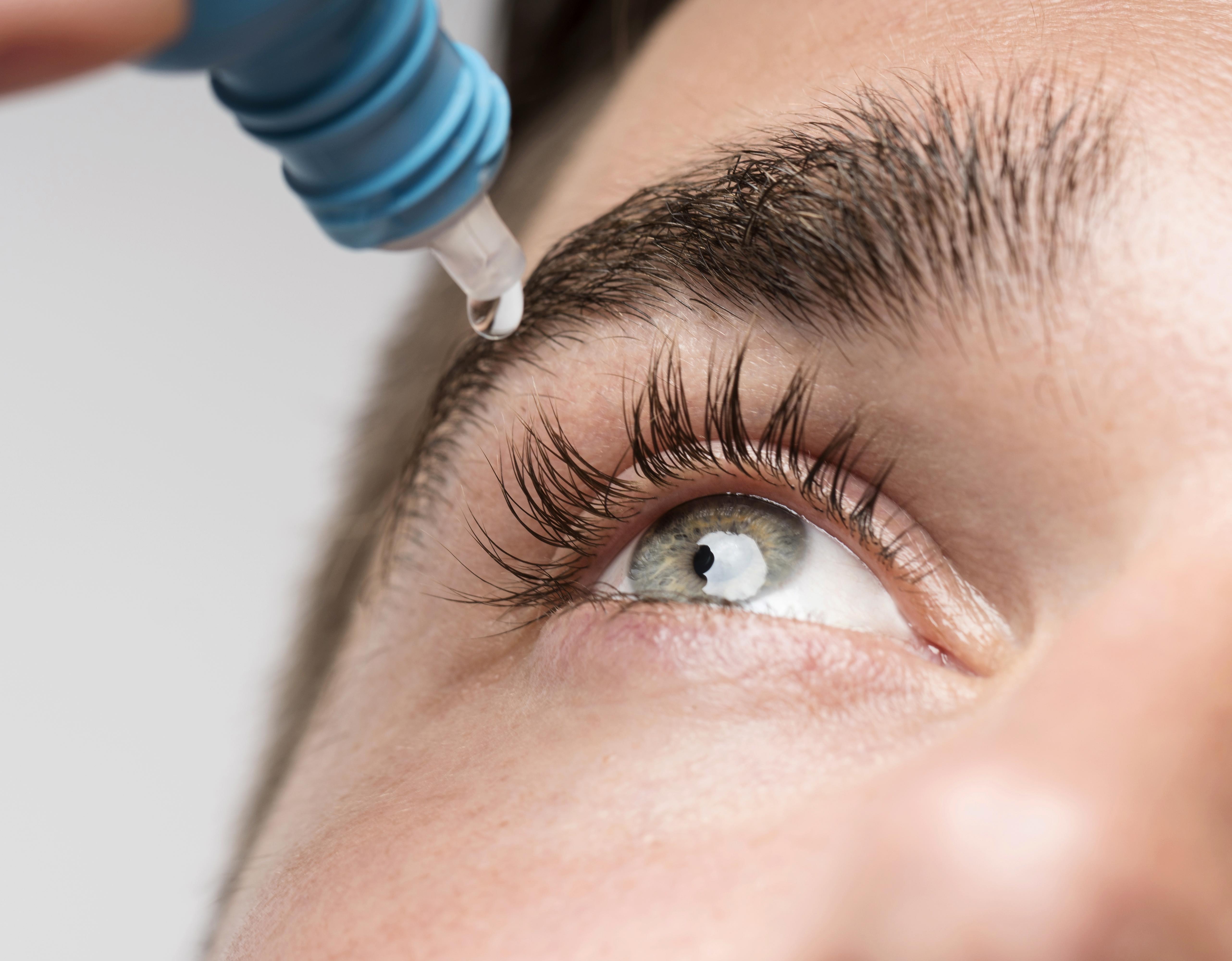 Ilustrasi saat memasukkan obat tetes ke mata (Sumber Foto : Freepik) - Image