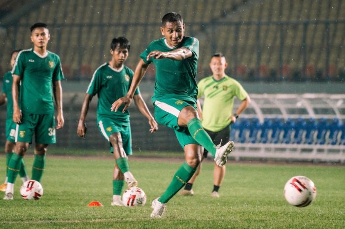 TIPS RAMADAN: Mokhamad Syaifuddin pada salah satu sesi latihan Persebaya di Bandung kala itu. Selama bulan Ramadan, ia memiliki menu makanan khusus untuk menjaga kondisinya. (Persebaya Surabaya) - Image
