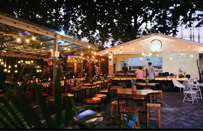 My Coffee Indonesia menjadi tempat yang cocok untuk kalian yang suka menikmati pemandangan sunset, suasananya adem dan syahdu, serta terdapat live music. - Image