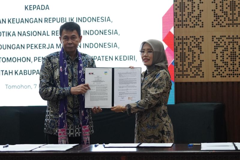 KPK menyerahkan hibah barang rampasan negara diterima Wakil Bupati Kediri Dewi Mariya Ulfa (kanan). ANTARA/ HO-Pemkab Kediri - Image